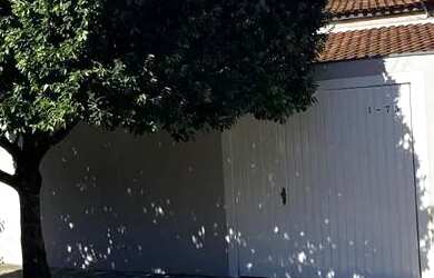 Imagem: A casa possui 2 Dormitórios, 1 Banheiro, 2 Vagas na garagem