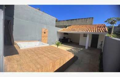 Imagem: A casa possui 3 Dormitórios, 2 Banheiros, 2 Vagas na garagem