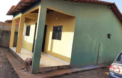 Imagem: A casa e possui 2 Dormitórios, Suítes, 1 Banheiro, 5 Vagas