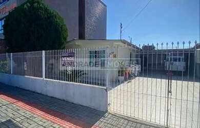 Imagem: A casa possui 2 Dormitórios, 2 Banheiros, 2 Vagas na garagem