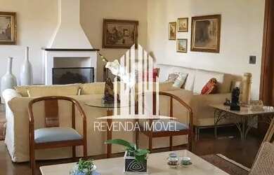 Imagem: A casa possui 4 Dormitórios, 4 Banheiros, 5 Vagas na garagem