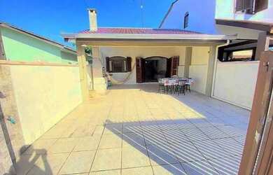 Imagem: A casa possui 3 Dormitórios, 2 Banheiros, 2 Vagas na garagem