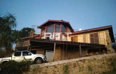 Imagem: A casa possui 3 Dormitórios, 3 Banheiros, 5 Vagas na garagem