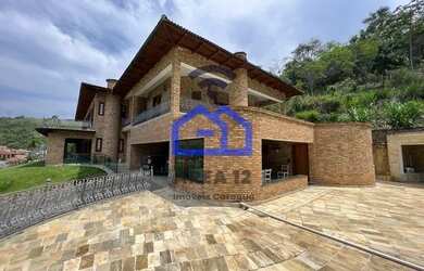 Imagem: A casa possui 5 Dormitórios, 3 Banheiros, 5 Vagas na garagem