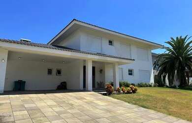 Imagem: A casa possui 5 Dormitórios, 2 Banheiros, 2 Vagas na garagem