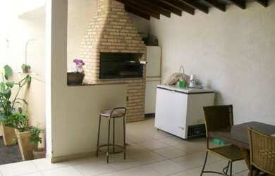 Imagem: A casa possui 3 Dormitórios, 5 Banheiros, 4 Vagas na garagem