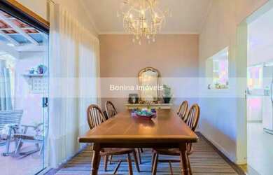 Imagem: A casa em condomínio possui 3 Dormitórios, 5 Banheiros, 478m²