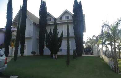 Imagem: A casa em condomínio possui 5 Dormitórios, 5 Banheiros, 290m²