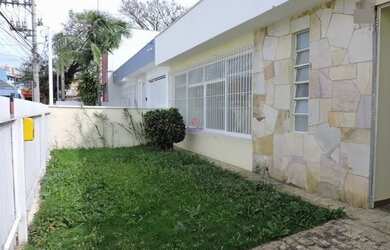 Imagem: A casa possui 3 Dormitórios, 3 Banheiros, 2 Vagas na garagem