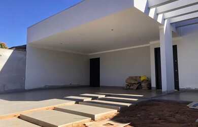 Imagem: A casa possui 3 Dormitórios, 3 Banheiros, 4 Vagas na garagem