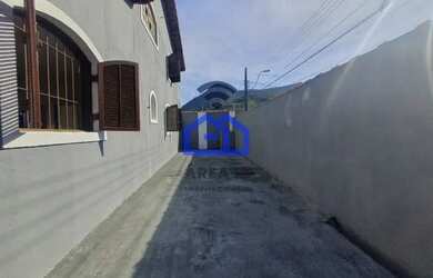 Imagem: A casa possui 3 Dormitórios, 3 Banheiros, 5 Vagas na garagem