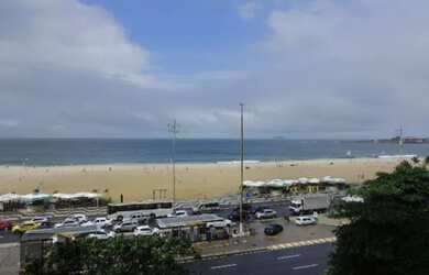 Imagem: O apartamento possui 3 Dormitórios, 1 Banheiro, 2 Vagas na