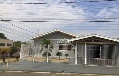 Imagem: A casa possui 3 Dormitórios, 2 Banheiros, 2 Vagas na garagem