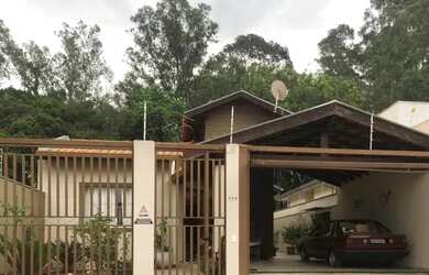 Imagem: A casa possui 3 Dormitórios, 2 Banheiros, 1 Vaga na garagem