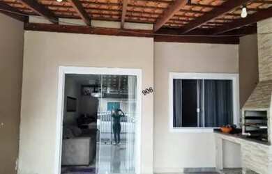 Imagem: A casa possui 2 Dormitórios, 1 Banheiro, 1 Vaga na garagem