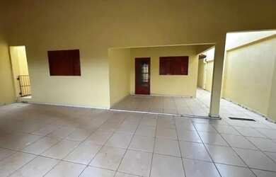 Imagem: A casa possui 2 Dormitórios, 2 Banheiros e está localizado