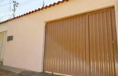 Imagem: A casa possui 2 Dormitórios, 1 Banheiro, 3 Vagas na garagem