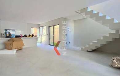 Imagem: A casa possui 4 Dormitórios, 4 Banheiros, 3 Vagas na garagem