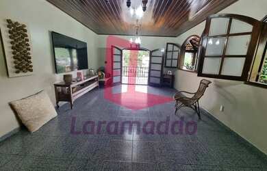 Imagem: A casa possui 2 Dormitórios, 2 Banheiros, 4 Vagas na garagem