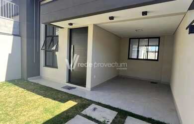 Imagem: A casa possui 3 Dormitórios, 2 Banheiros, 2 Vagas na garagem