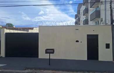 Imagem: A casa possui 2 Dormitórios, 1 Banheiro, 5 Vagas na garagem