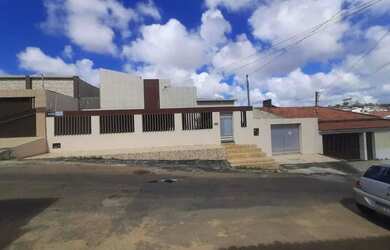 Imagem: A casa possui 4 Dormitórios, 3 Banheiros, 5 Vagas na garagem