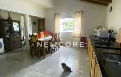 Imagem: A casa possui 4 Dormitórios, 2 Banheiros, 3 Vagas na garagem