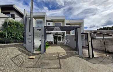 Imagem: A casa possui 2 Dormitórios, 1 Banheiro, 2 Vagas na garagem