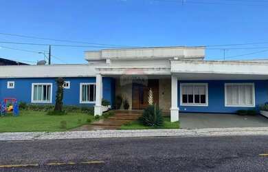 Imagem: A casa em condomínio possui 4 Dormitórios, 5 Banheiros, 3