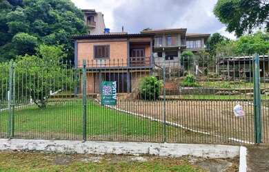 Imagem: A casa possui 2 Dormitórios, 2 Banheiros, 4 Vagas na garagem