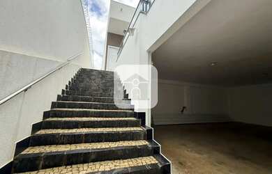 Imagem: A casa possui 3 Dormitórios, 4 Banheiros, 4 Vagas na garagem