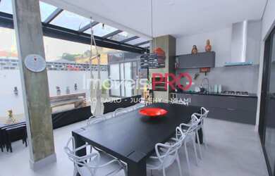 Imagem: A casa possui 3 Dormitórios, 5 Banheiros, 4 Vagas na garagem