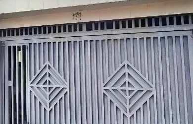 Imagem: A casa possui 3 Dormitórios, 2 Banheiros, 1 Vaga na garagem