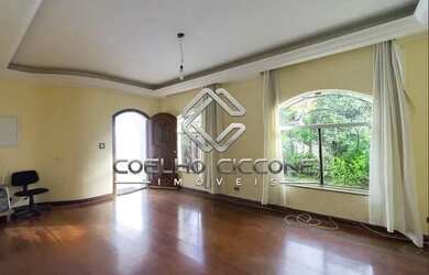 Imagem: A casa possui 4 Dormitórios, 3 Banheiros, 3 Vagas na garagem