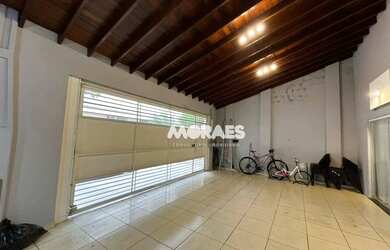 Imagem: A casa possui 3 Dormitórios, 3 Banheiros, 4 Vagas na garagem