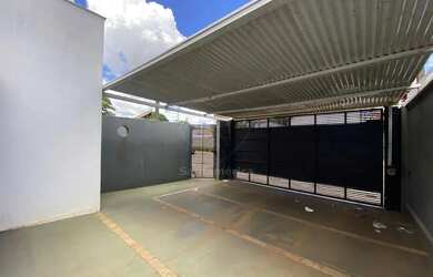 Imagem: A casa possui 3 Dormitórios, 3 Banheiros, 2 Vagas na garagem