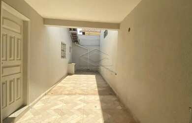 Imagem: A casa possui 2 Dormitórios, 1 Banheiro, 2 Vagas na garagem