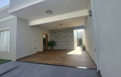 Imagem: A casa possui 2 Dormitórios, 2 Banheiros, 2 Vagas na garagem