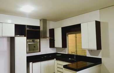 Imagem: A casa possui 3 Dormitórios, 1 Banheiro, 3 Vagas na garagem