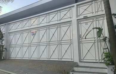 Imagem: A casa possui 5 Dormitórios, 4 Banheiros, 2 Vagas na garagem