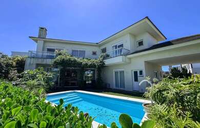 Imagem: A casa em condomínio possui 4 Dormitórios, 5 Banheiros, 2