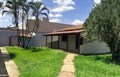 Imagem: A casa possui 3 Dormitórios, 2 Banheiros e 1 Vaga na garagem