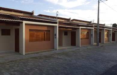 Imagem: A casa possui 2 Dormitórios, 2 Banheiros, 1 Vaga na garagem