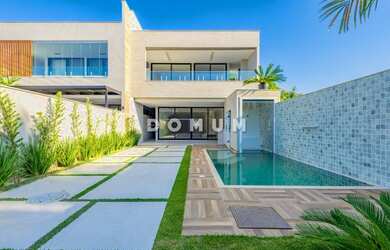 Imagem: A casa em condomínio possui 4 Dormitórios, 5 Banheiros, 3