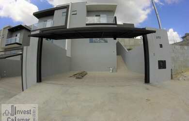 Imagem: A casa possui 3 Dormitórios, 2 Banheiros, 2 Vagas na garagem