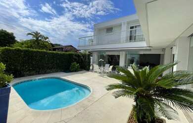 Imagem: A casa possui 5 Dormitórios, 5 Banheiros, 5 Vagas na garagem