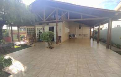 Imagem: A casa possui 3 Dormitórios, 5 Banheiros, 5 Vagas na garagem