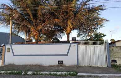 Imagem: A casa possui 2 Dormitórios, 1 Banheiro e 1 Vaga na garagem