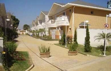 Imagem: A casa em condomínio possui 4 Dormitórios, 3 Banheiros, 3