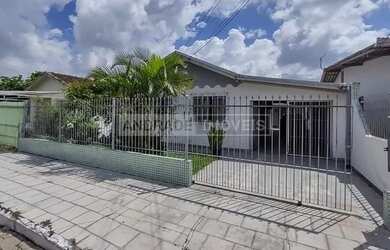 Imagem: A casa possui 3 Dormitórios, 1 Banheiro, 1 Vaga na garagem